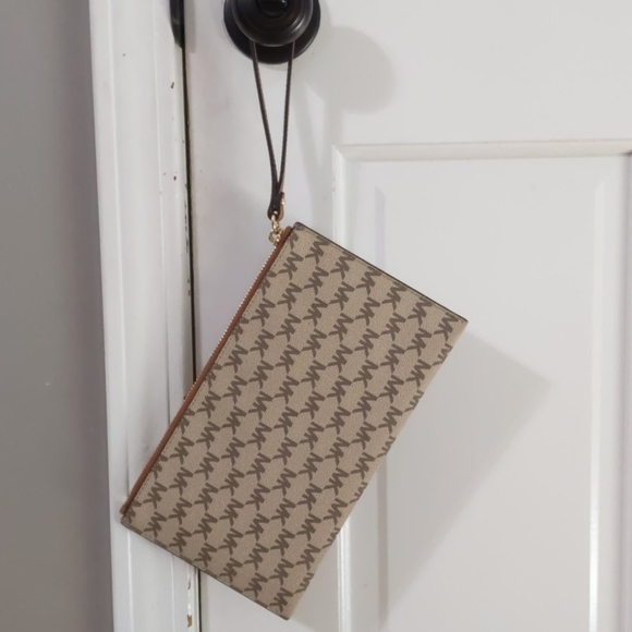 Michael Kors signature wristlet - Picture 6 of 6